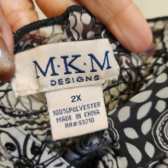 M.K.M Designs Black and White Asymmetrical Camisole Top Plus Size 2x - Picture 2 of 11